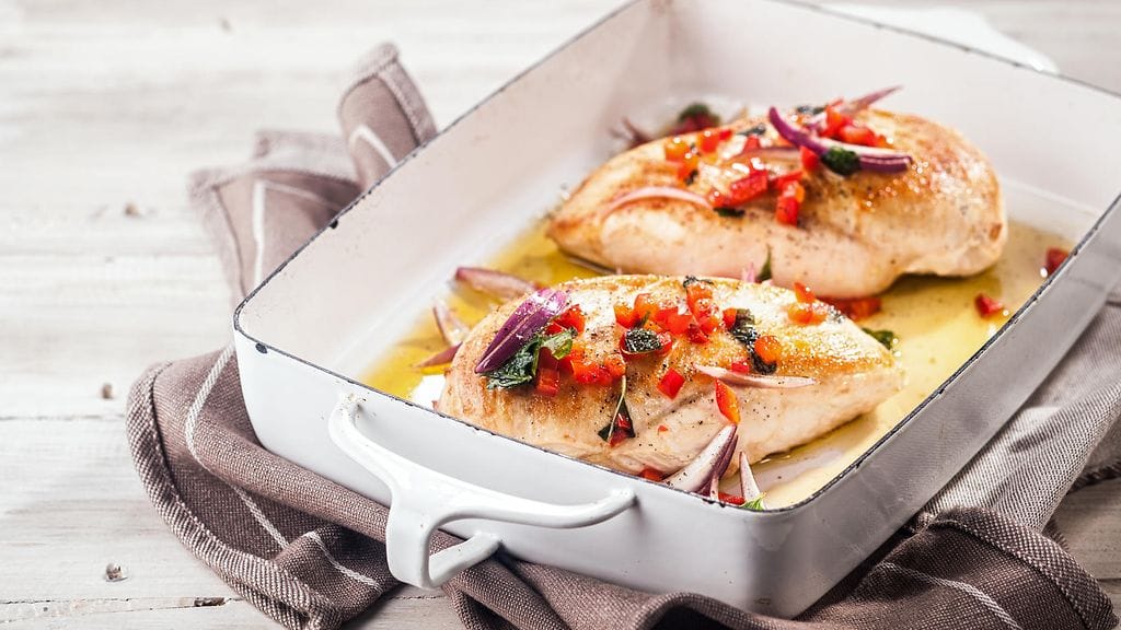 Broilerin rintafileistä voi saada meheviä uunissa valmistamalla voi- tai pergamenttipaperin avulla!