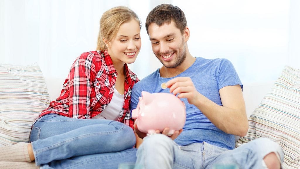 Raha-asioista puhuminen voi tuntua vaikealta, mutta pidemmän päälle avoimuus lähentää ja voi vähentää riitoja.