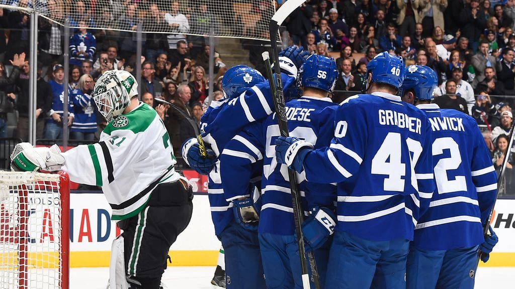 Toronton pelaajat juhlivat maalia Antti Niemen vartioiman veräjän edessä.