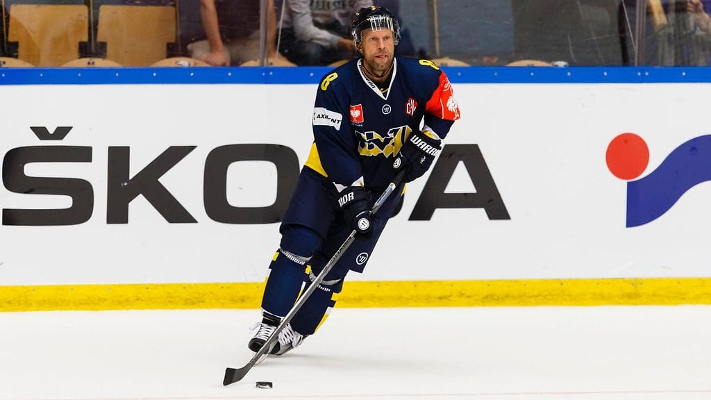 Jere Karalahti saapuu HV71:n kanssa Espooseen tiistaina.