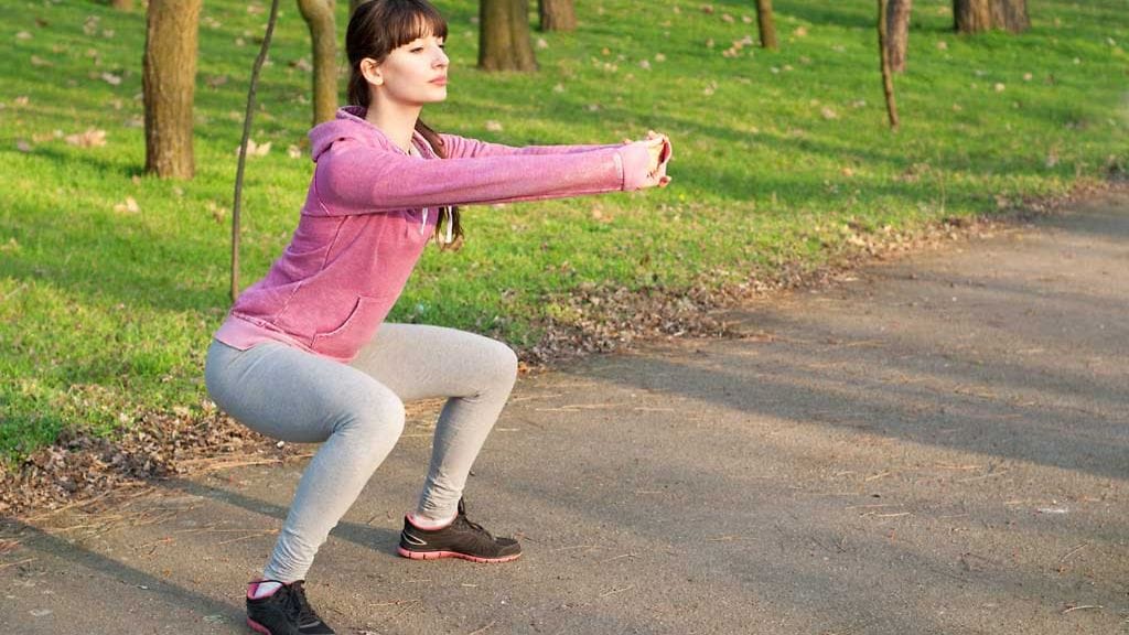 Kyykky on yksi pakaratreenin perusliikkeistä. Lisätehoa saat hypyillä.