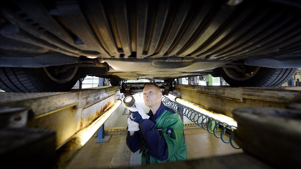 Katsastusmies työssään.