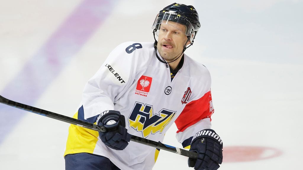 Jere Karalahti siirtyi HV71:n joukkueeseen kesken kauden 2014-15.