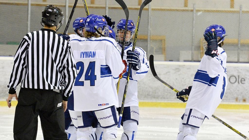 U-17-Leijonat tuulettavat maaleja. Arkistokuva.