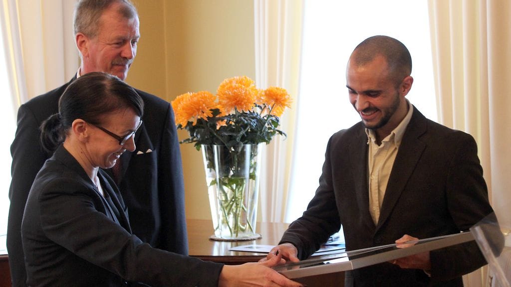 Vuoden isä 2015 David Munoz Gonzalez saa palkinnon.