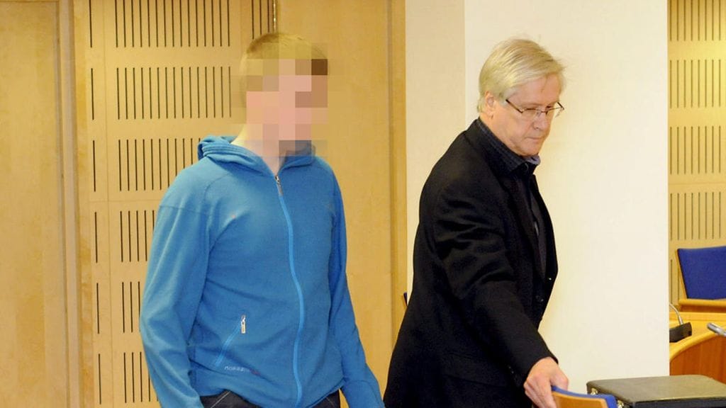 Epäilty murhaaja ei peitellyt kasvojaan astellessaan oikeussaliin.