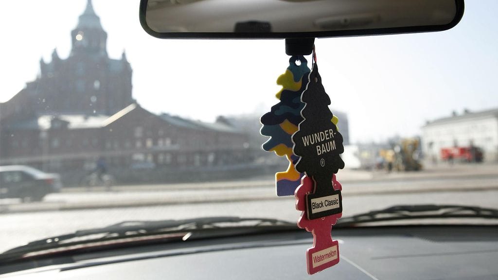 Taustapeilissä killuvat hajukuuset ovat tuttu näky etenkin ammattikoulujen pihoilta löytyvistä autoista.