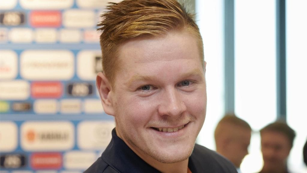 Petri Kontiola pukee jälleen leijonapaidan päälleen.