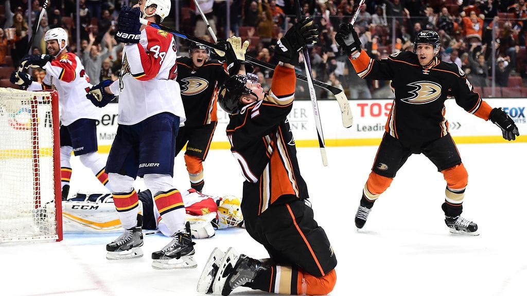 Corey Perry tuuletti kauden ensimmäistä maaliaan ja Anaheimin 2-2-tasoitusta tähän tyyliin.