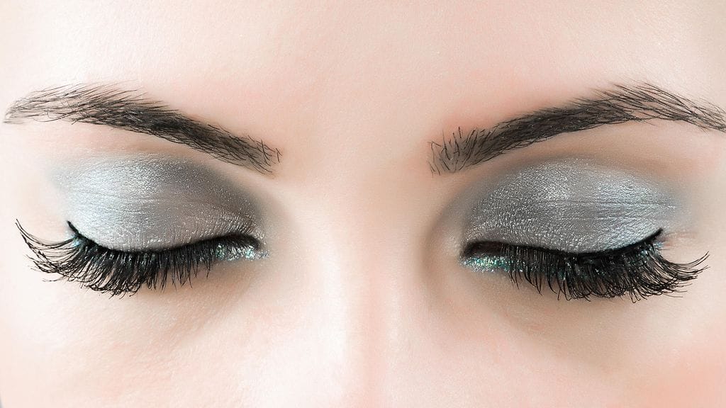 Ripsien pidennyksissä käytetyt liimat sisältävät akrylaatteja, jotka voivat aiheuttaa allergiaa tai hengitystieyliherkkyyttä.