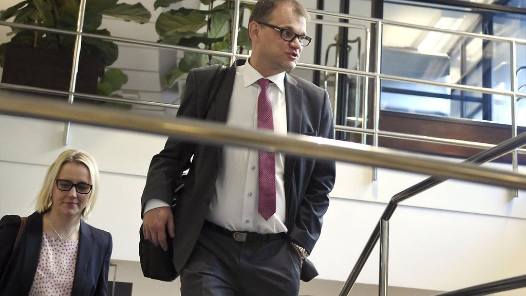 Pääministeri Juha Sipilä sukkuloi hallituspuolueiden eduskuntaryhmien kokouksissa eduskunnassa Helsingissä torstaina 5. marraskuuta 2015.