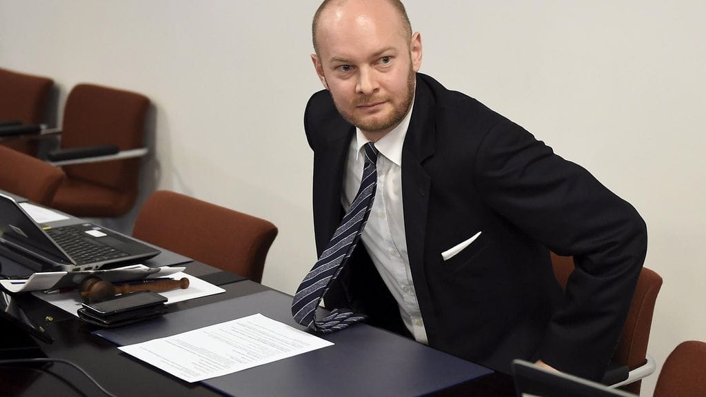 Terhon mukaan tiedustelulainsäädäntö on tärkeä mutta ei välttämättä riittävä. Hänen mukaansa on oltava lainsäädännölliset keinot laittomasti maassa olevien, turvallisuusuhkaksi luokiteltujen ihmisten säilöönottoon.