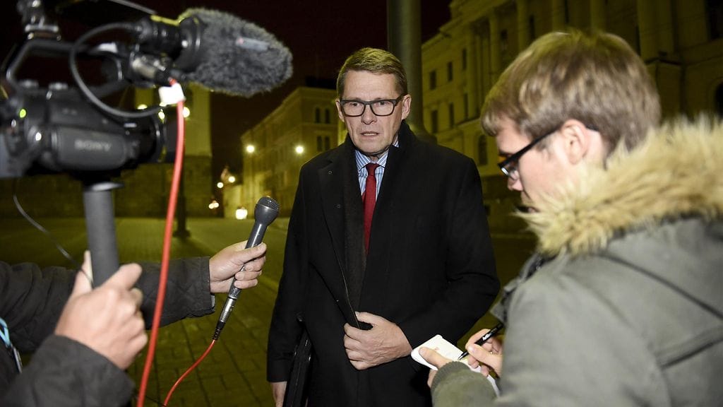 Keskustan eduskuntaryhmän puheenjohtaja Matti Vanhanen poistuu sote-neuvotteluista Helsingissä 6. marraskuuta 2015.