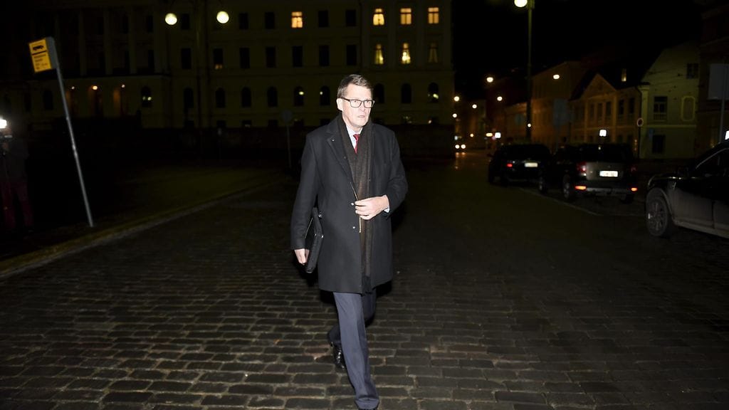 Keskustan eduskuntaryhmän puheenjohtaja Matti Vanhanen poistuu sote-neuvotteluista Helsingissä 6. marraskuuta 2015.