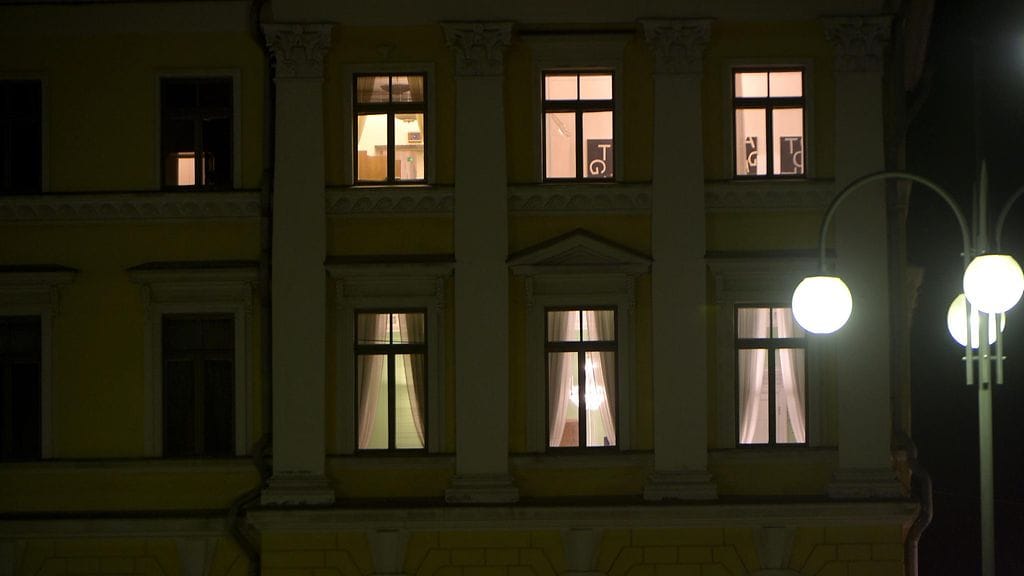 Valtiovarainministerin (ylempi kerros) ja pääministerin huoneissa valtioneuvoston linnassa Helsingissä palaa valot myöhään torstai-iltana 5. marraskuuta 2015.