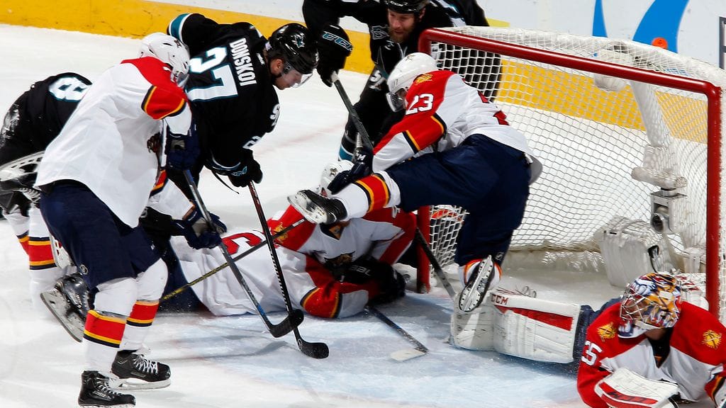 Joonas Donskoi runnoi Sharksin toisen osuman Joe Thorntonin seuratessa maalin sivustalla.