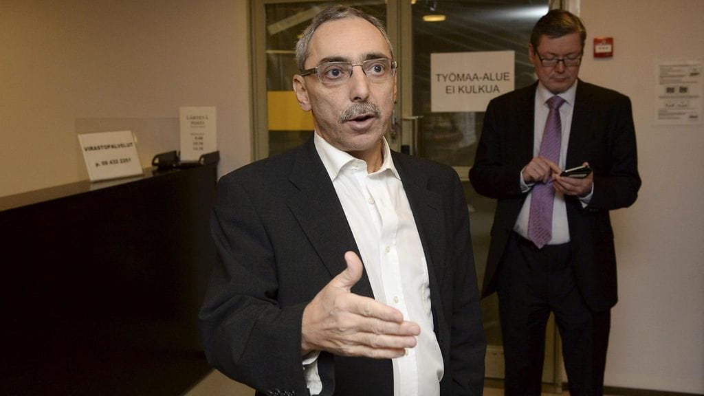 Ben Zyskowicz kommentoi medialle soteratkaisua tänään aamulla.