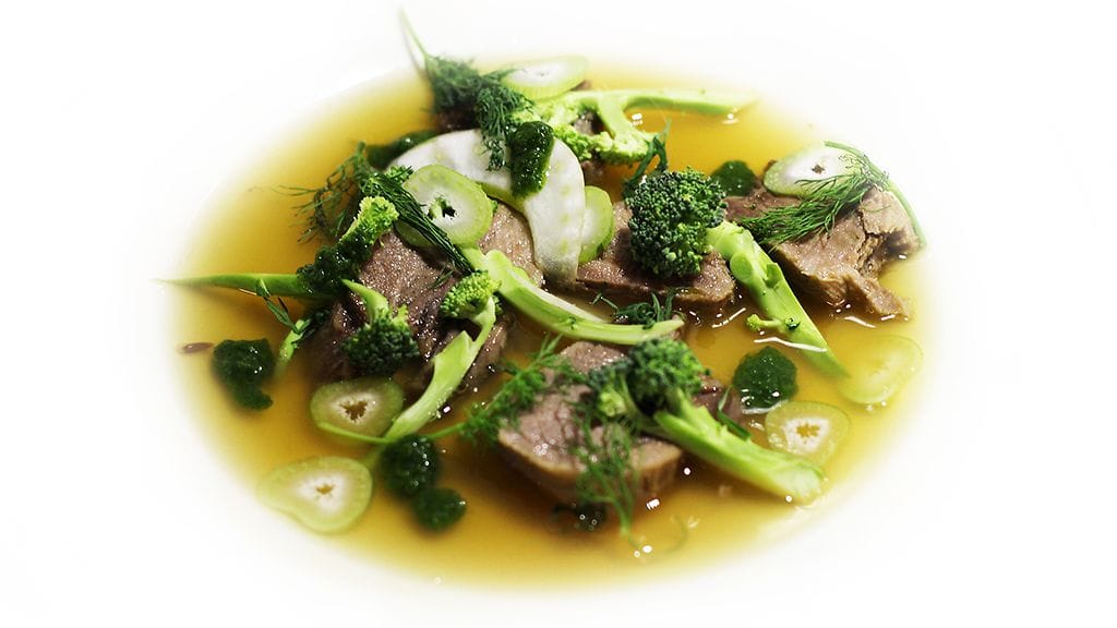 Hirvenkielestä tulee oikein valmistettuna mureaa herkkua.