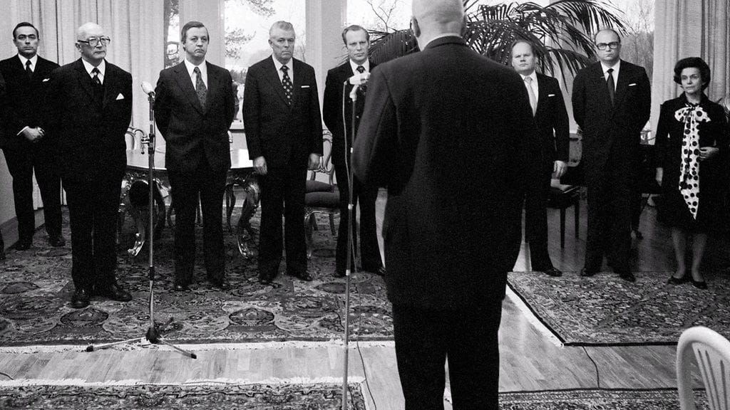 Miettusen "hätätilahallitus" tervehtimässä tasavallan presidenttiä Tamminiemessä 1. joulukuuta 1975. Poliittista hätätilaa selvittämään tasavallan presidentti Urho Kekkonen löysi politiikasta jo etääntyneen vanhan toverinsa Martti Miettusen.
Pääministeri Marrti Miettunen (vas edessä), ulkoministeri Kalevi Sorsa, työvoimaministeri Paavo Aitio, oikeusministeri Kristian Gestrin, tasavallan presidentti Urho kekkosen takaraivo, salkuton ministeri Reino Karpola, valtiovarainministeri Paul Paavela ja sosiaali- ja terveysministeri Irma Toivanen.