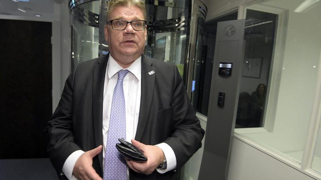Ulkoministeri Timo Soinin mukaan vääntö jätti jäljet hallituksen luottamukseen.