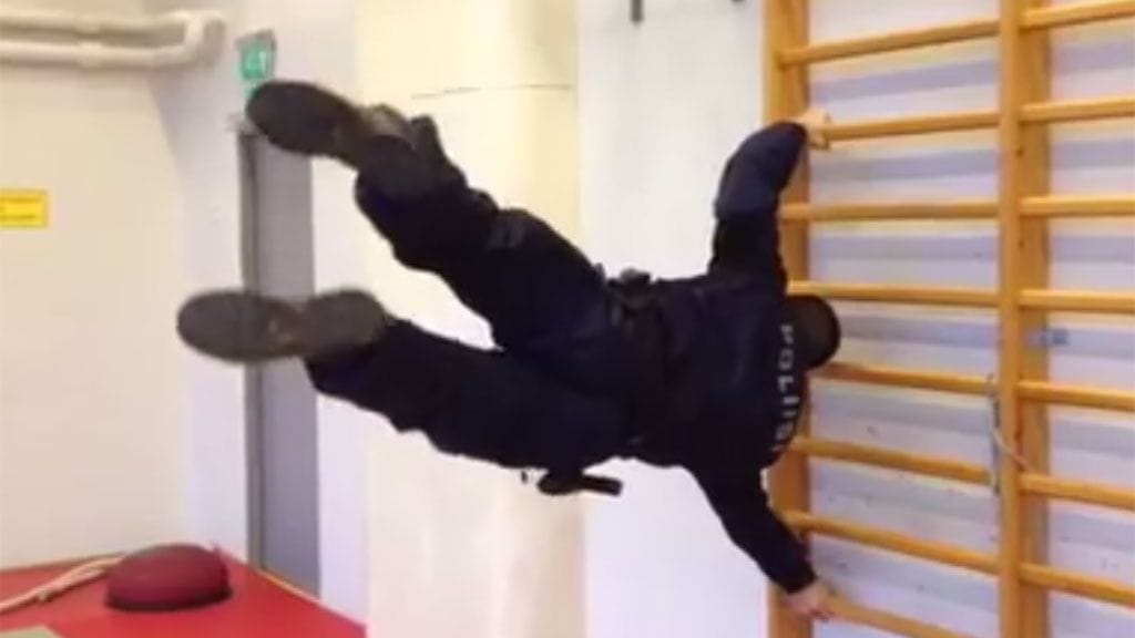 Puolapuilla roikkuneet tietävät tämän liikkeen vaativuuden.