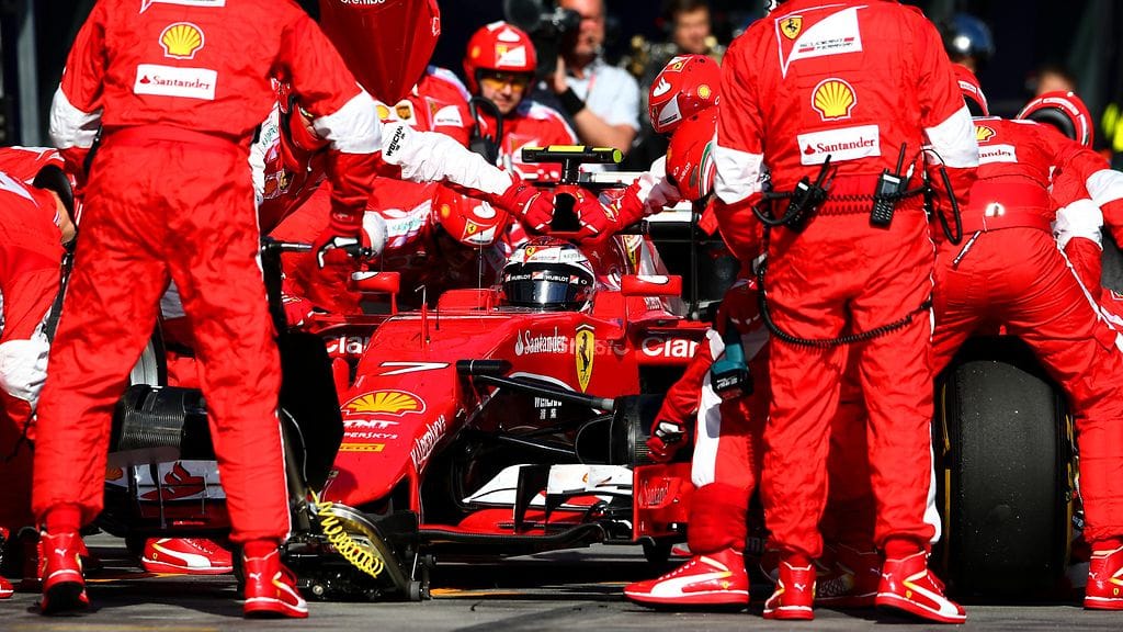 Ferrarin Kimi Räikkönen varikolla.