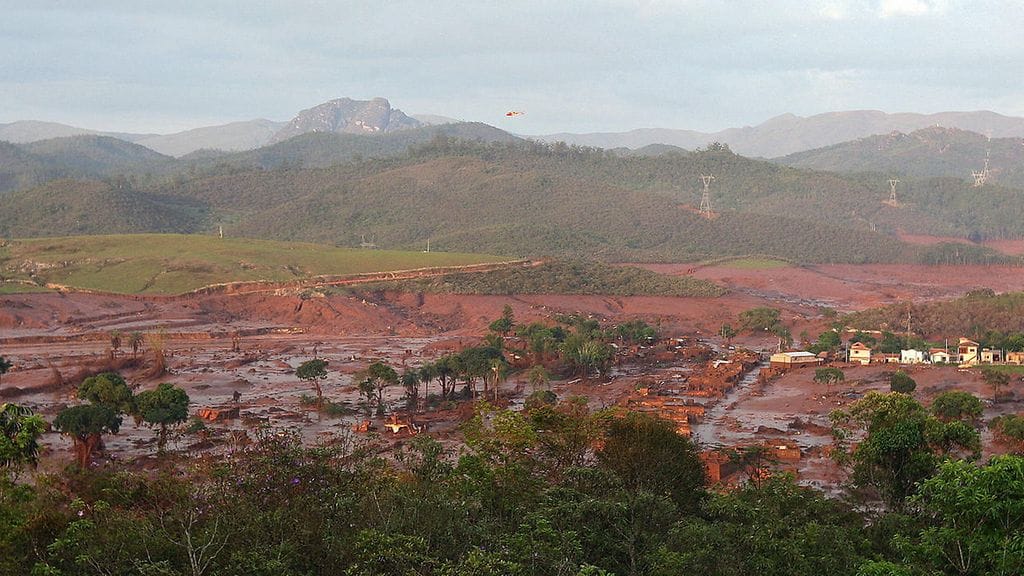 Rautamalmikaivoksen jätevesisäiliön pato murtui torstaina, ja läheiseen kylään vyöryi myrkyllistä punaista mutaa. Mutavyöry muun muassa katkoi puita ja repi irti talojen kattoja.