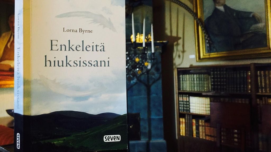 Lorna Byrnen kirja Enkeleitä Hiuksissani