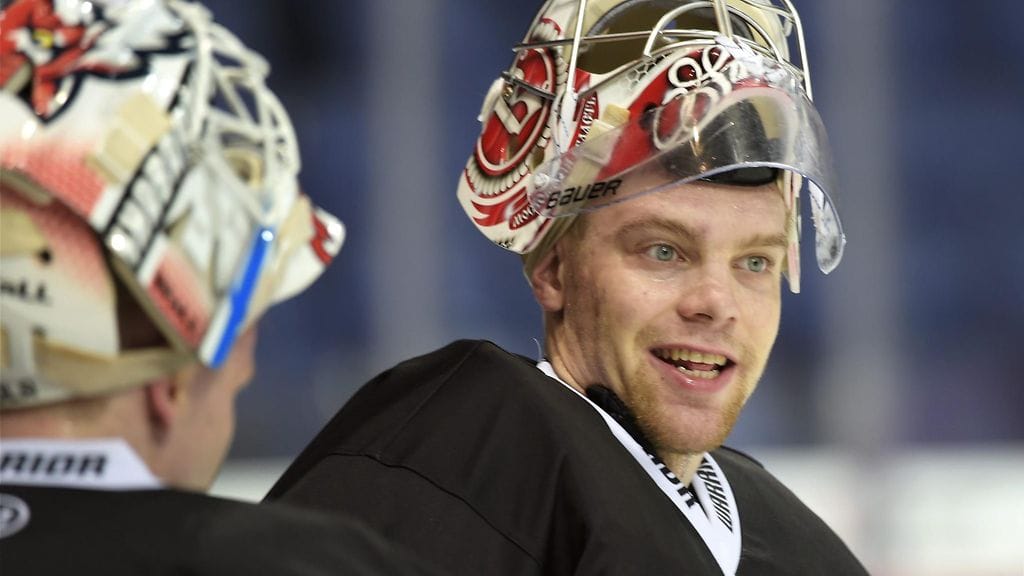 Harri Säteri (oik.) on torjuntavastuussa lauantaina. Juha Metsola (vas.) torjui 2-1-voiton Venäjästä torstaina.