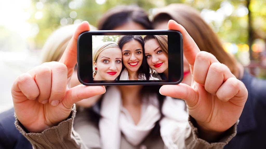 Liian läheltä otettu selfie ei imartele kasvojenpiirteitä.