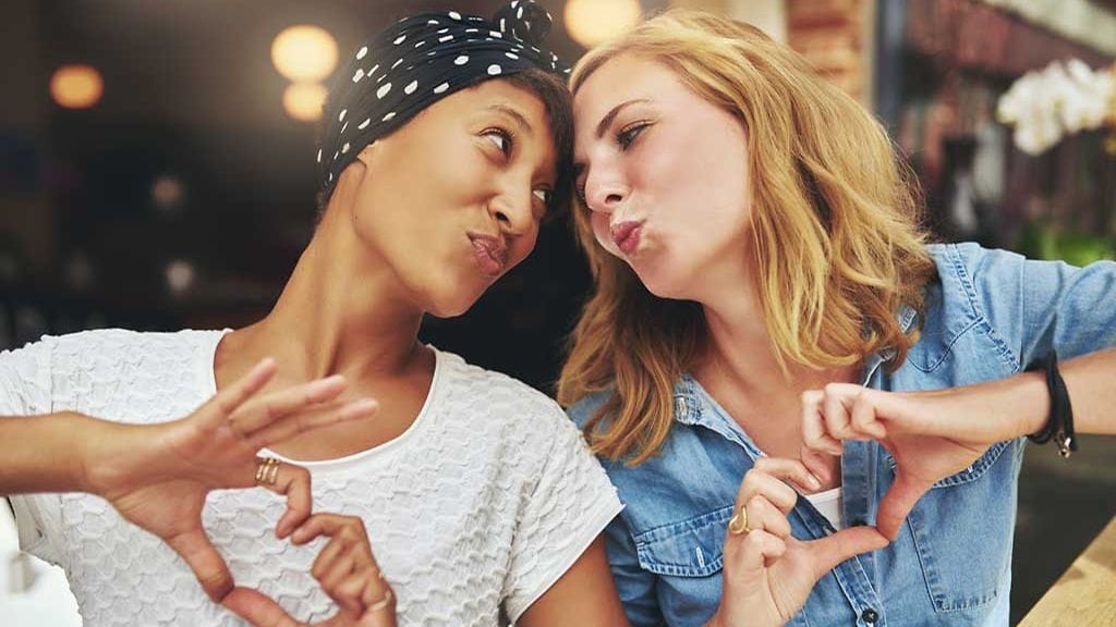 Uuden tutkimuksen mukaan heteroiksi itsensä kokevat naiset kiihottuvat usein myös toisista naisista.