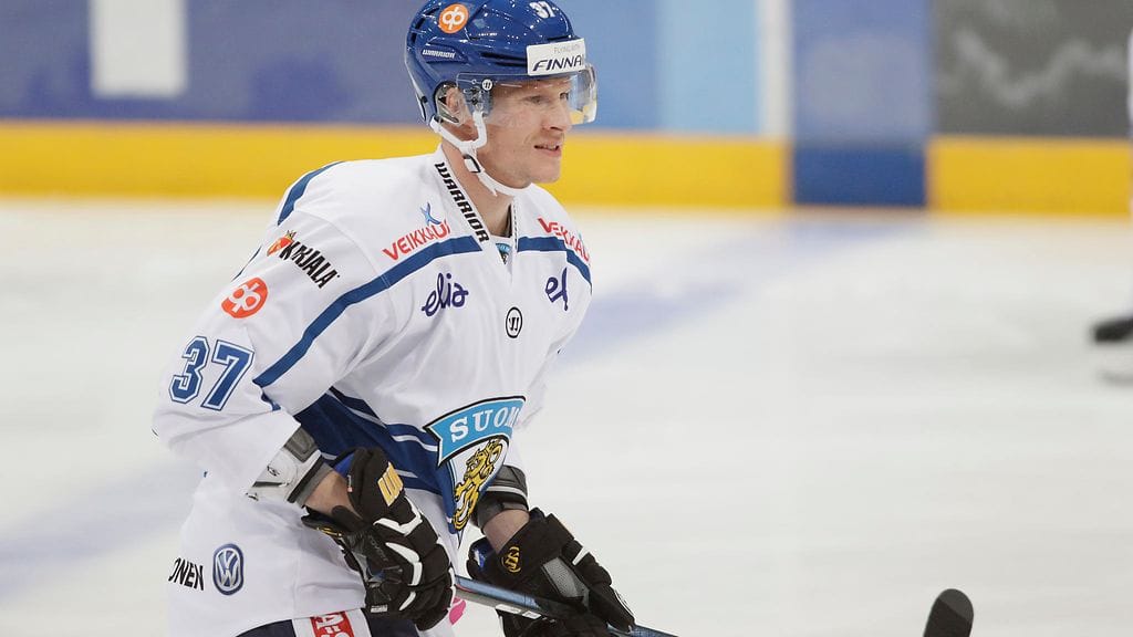 Mika Pyörälä nousee Leijonien neloskenttään.