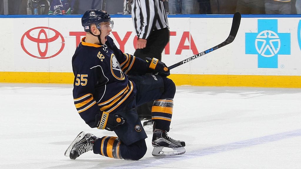 Rasmus Ristolainen on iskussa.