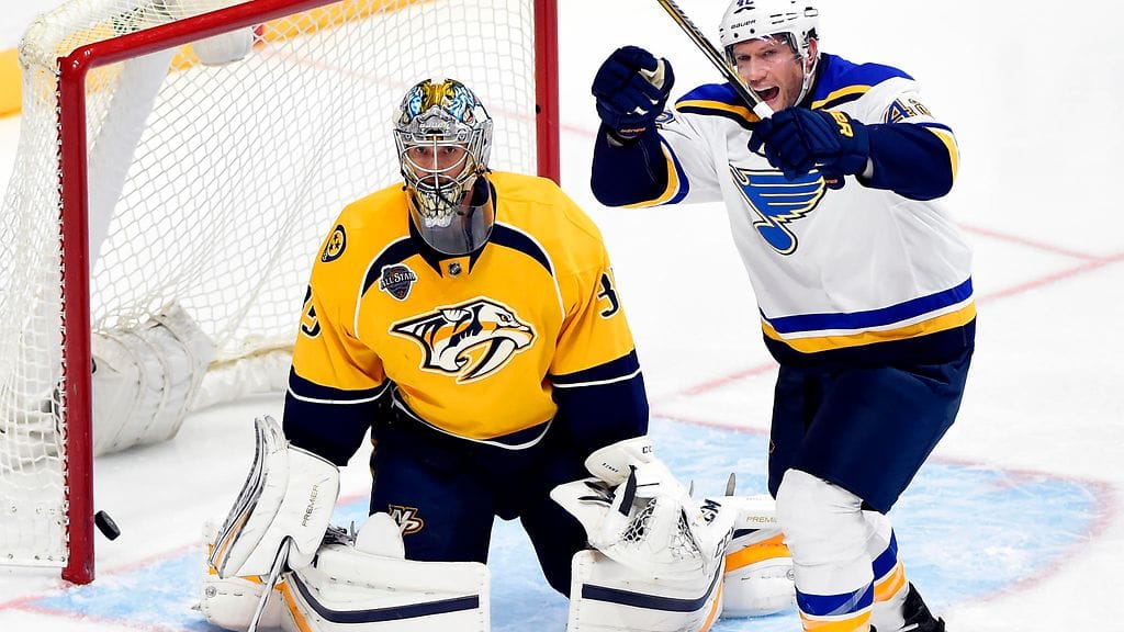 Pekka Rinne antautui neljästi kotihallissa. Bluesin David Backes tuulettaa.