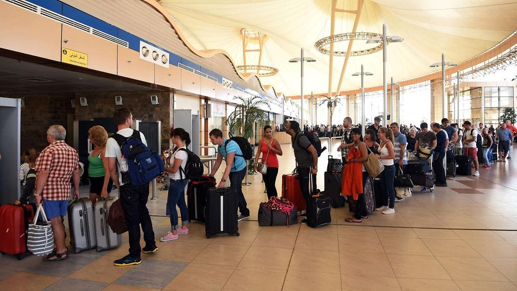 Turisteja jonottamassa Sharm-el-Sheikin lentokentällä marraskuun alussa.
