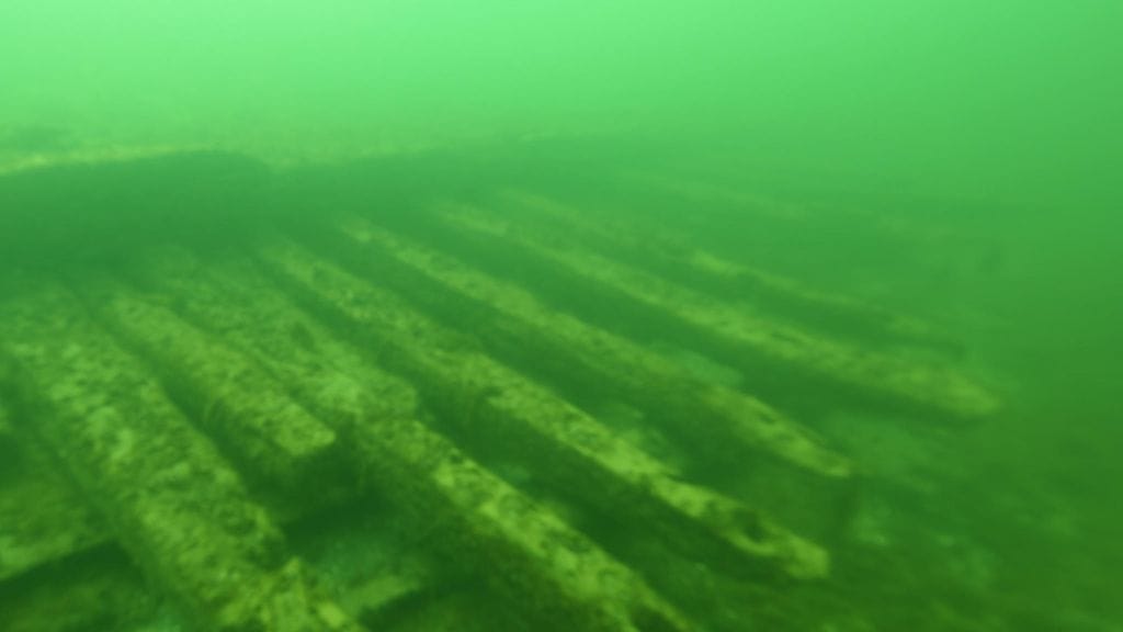 Kuvassa näkyy mahdollisen Hanneke Vromen hylyn pohjarakenteita, joista dokumentoinnin jälkeen sahataan ajoitusnäytteet laivan iän määrittämiseksi.