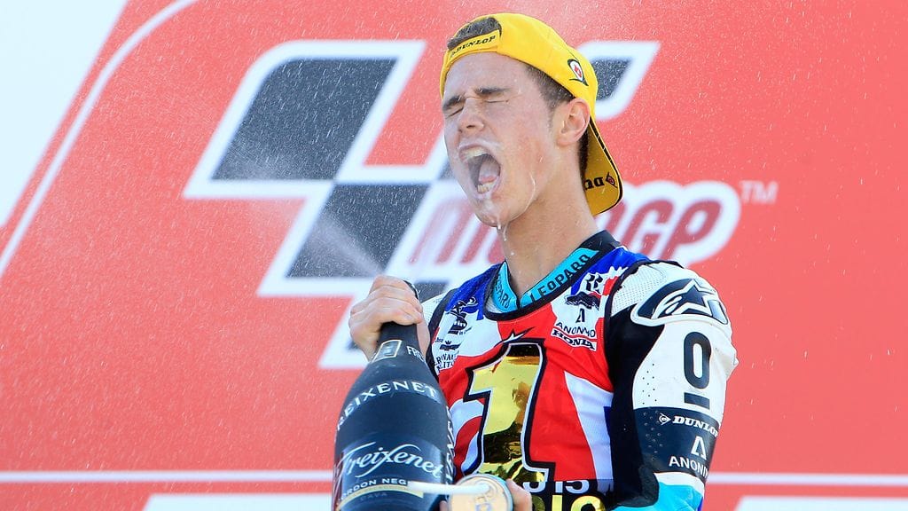 Danny Kent pääsi nauttimaan mestaruussampanjaa.