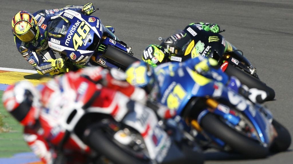 Valentino Rossi (takana) starttasi kisaan joukon hänniltä, mutta raivasi tiensä neljänneksi. Se ei kuitenkaan riittänyt mestaruuteen.