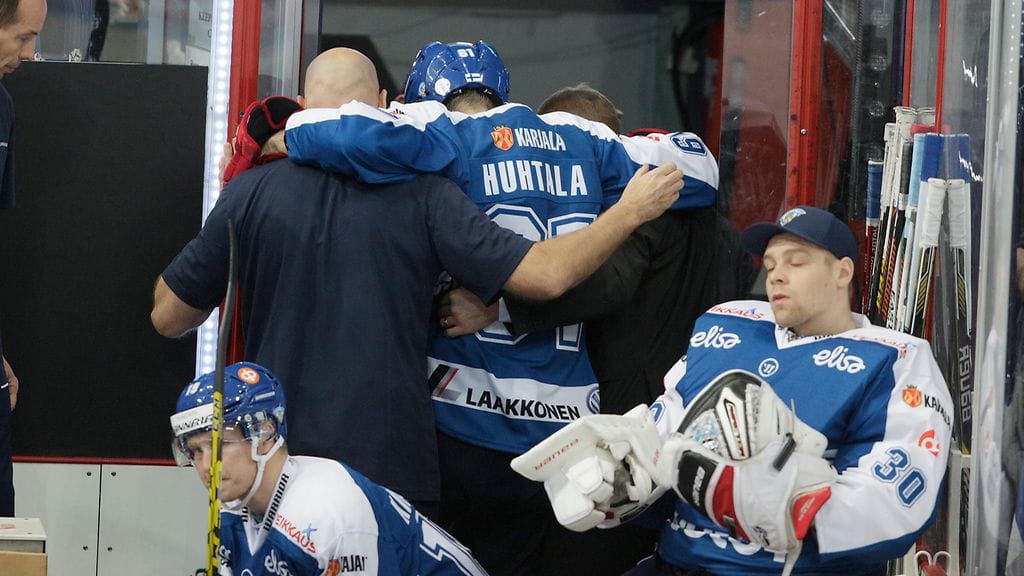 Tommi Huhtala talutettiin pukukoppiin Ruotsi-ottelun toisessa erässä.