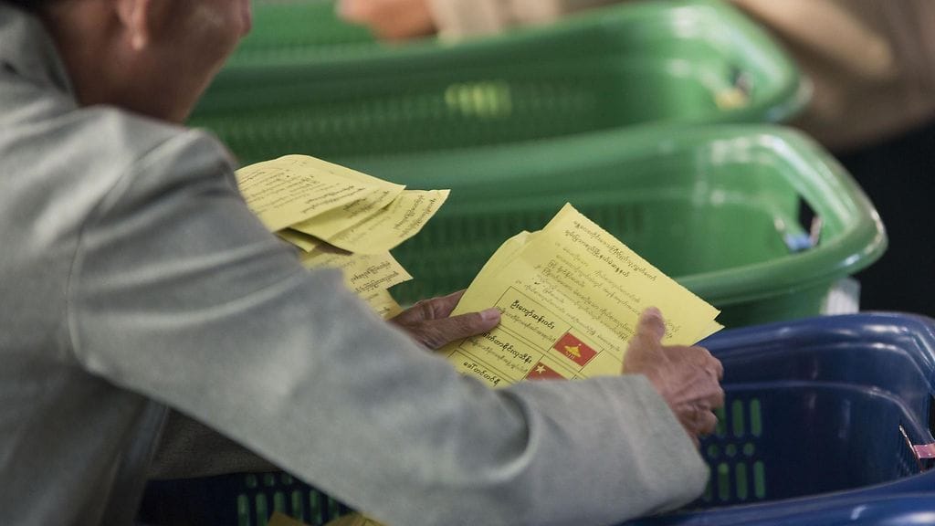 Viranomaiset tarkistivat ääniä Mandalayssa Myanmarissa 8. marraskuuta 2015.