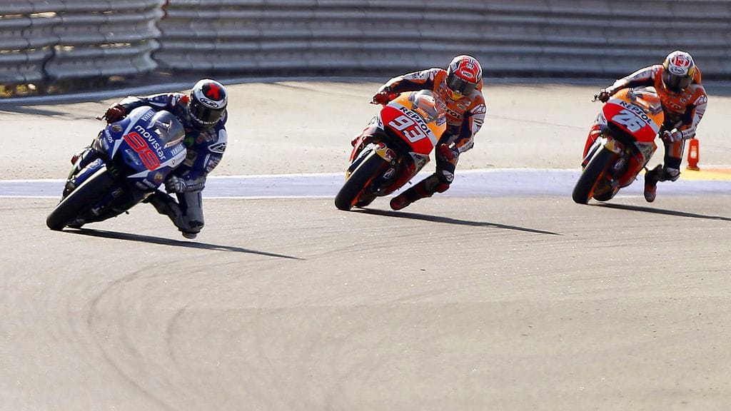 Yamahan Jorge Lorenzo edessä, Hondan Marc Marquez ja Dani Pedrosa perässä.