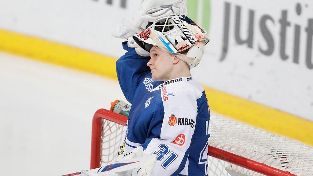 Juha Metsola torjuu Leijonien maalilla lauantaina.