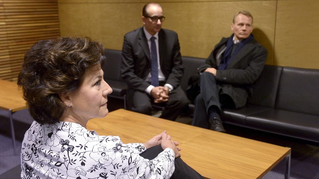 Hilkka Ahde ja Timo Räty (oik.) kohtasivat hovioikeuden käsittelyn yhteydessä. Heikki Lampela toimi Rädyn avustajana.