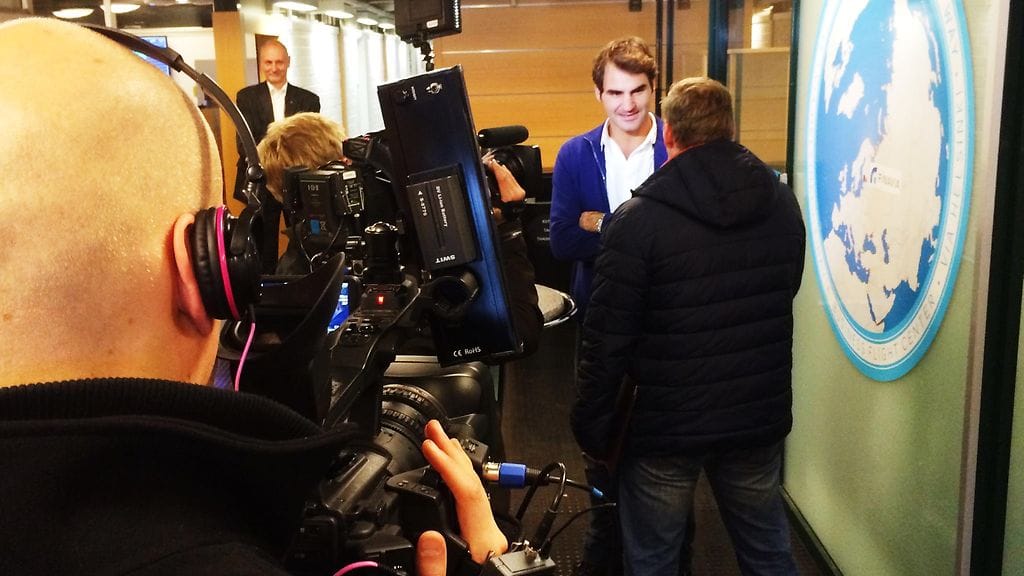 Suomeen saapunut tennisjyrä Roger Federer vastaili toimittajien kysymyksiin lentokentällä.