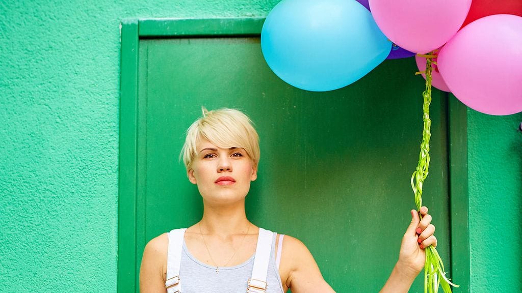 Nainen ja ilmapalloja (1)