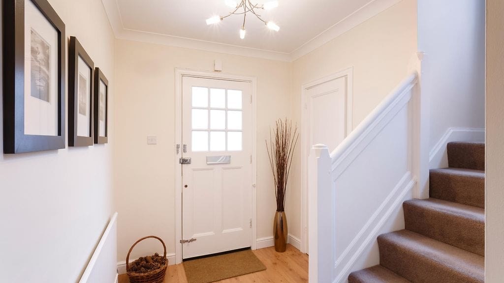 Vaaleat värisävyt tekevät pienestäkin tilasta tilavamman näköisen.