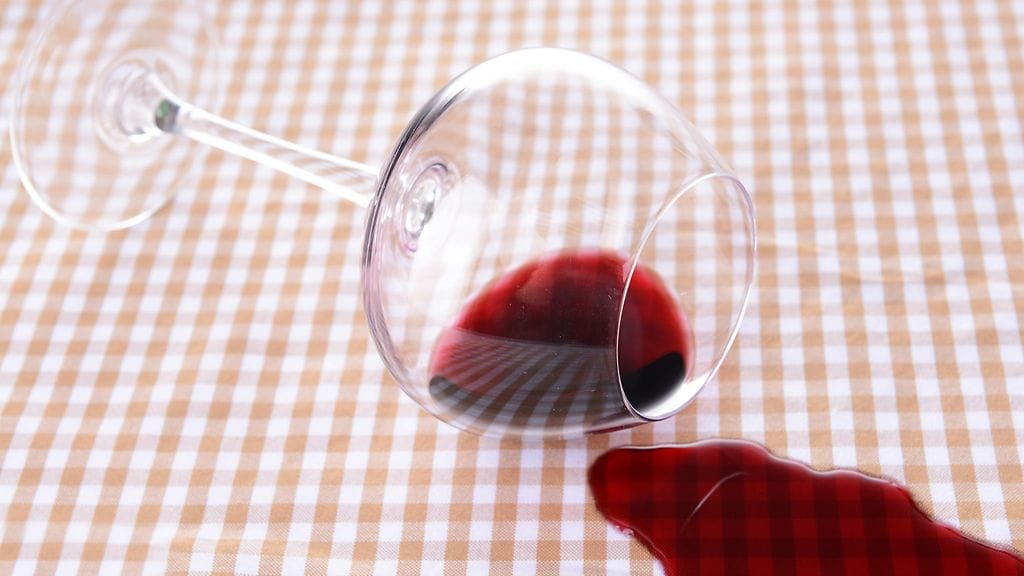 Punaviinitahrat ovat haastavia poistaa. Näillä nikseillä onnistut taatusti!