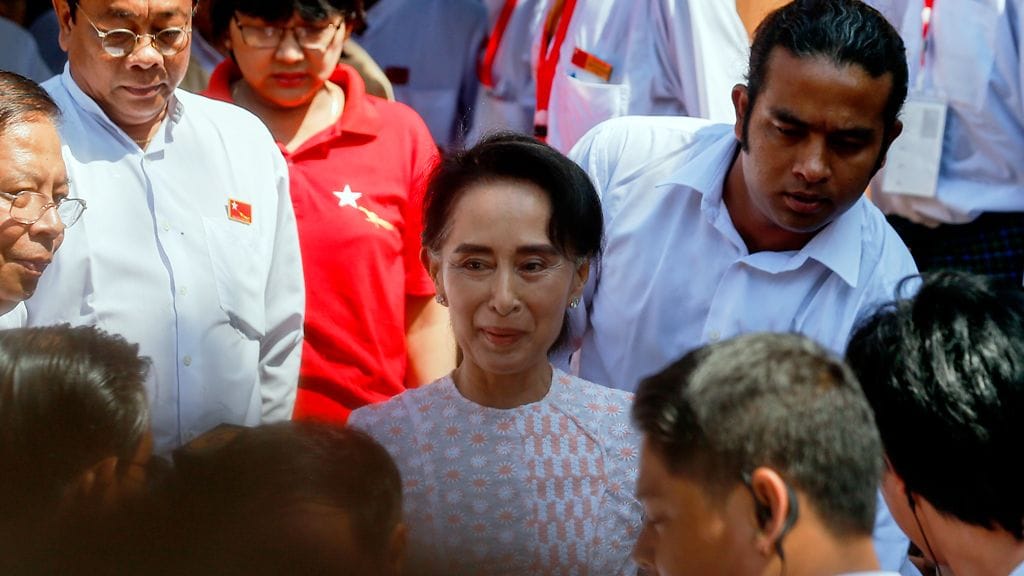 Aung San Suu Kyin kannattiensa ympäröimänä