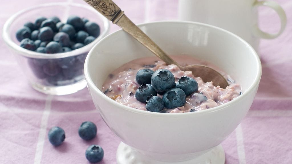 Mustikat sopivat terveellisen proteiinipuuron lisukkeeksi oivallisesti.