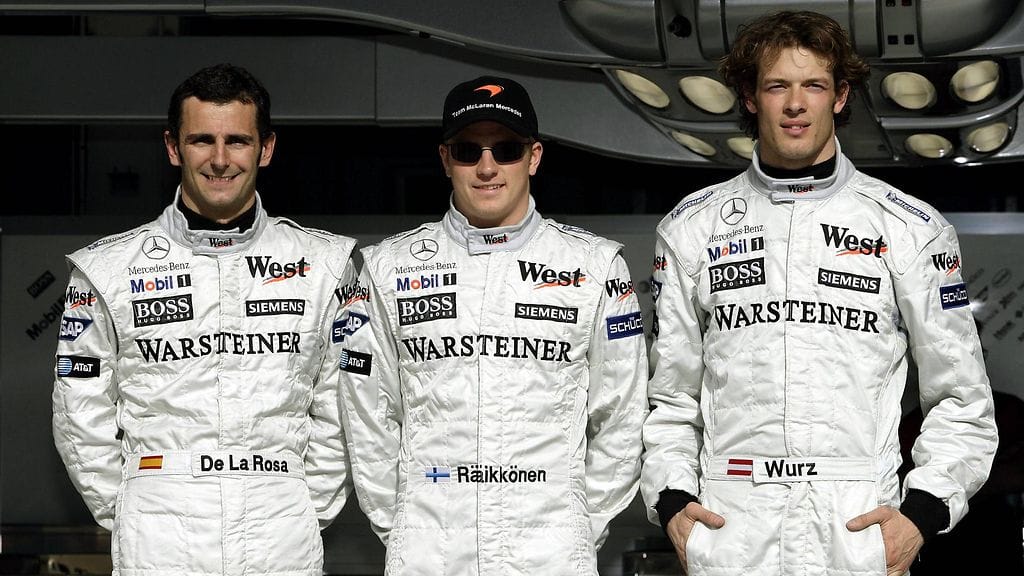 Alexander Wurz (oik.) toimi testikuskina ja ajoi yhden osakilpailun McLarenilla vuonna 2005. Keskellä tallitoveri Kimi Räikkönen.